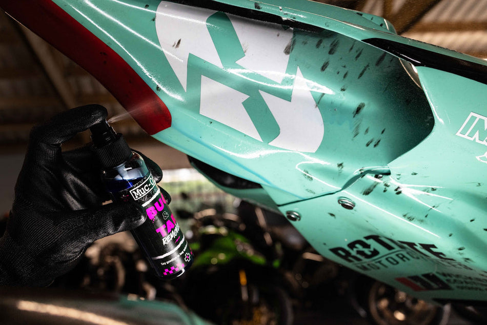 Muc-Off 20983 - Odstraňovač hmyzu a dehtu 100ml - Odstraňovač hmyzu a dehtu pro odstranění hmyzu a zbytků asfaltu z motocyklu