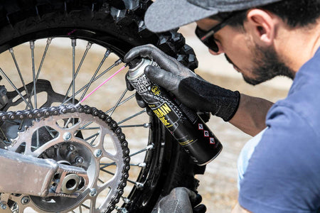 Muc-Off 649 - Mazivo na řetězy pro silniční a terénní použití v suchých podmínkách, teflonová báze - 400 ml - mazivo na řetězy do suchého počasí