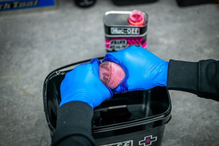Muc-Off 20156 - Olej pro nasáknutí vzduchového filtru - 1l - Olej pro vzduchové filtry