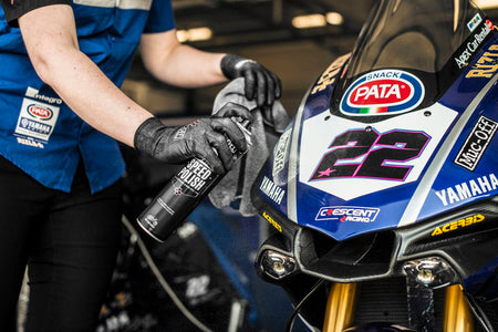 Muc-Off 627 - lešticí a voskovací sprej Speed Polish pro všechny povrchy - 400 ml