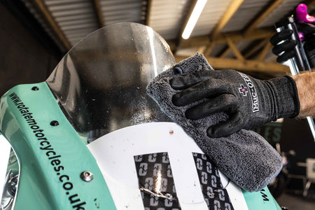Muc-Off 20985 - Odstraňovač hmyzu a dehtu 250ml - Odstraňovač hmyzu a dehtu pro odstranění hmyzu a zbytků asfaltu z motocyklu