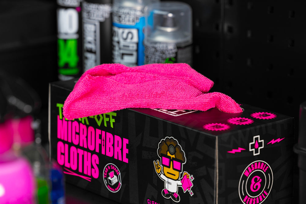 Muc-Off 21530 - Odtrhávací utěrky z mikrovlákna 30 × 30 cm (role 50 ks)